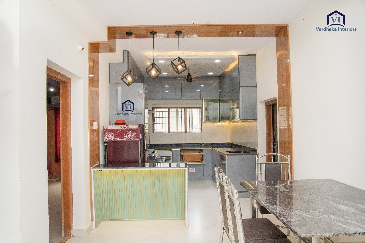 Kitchen with Breakfast Counter